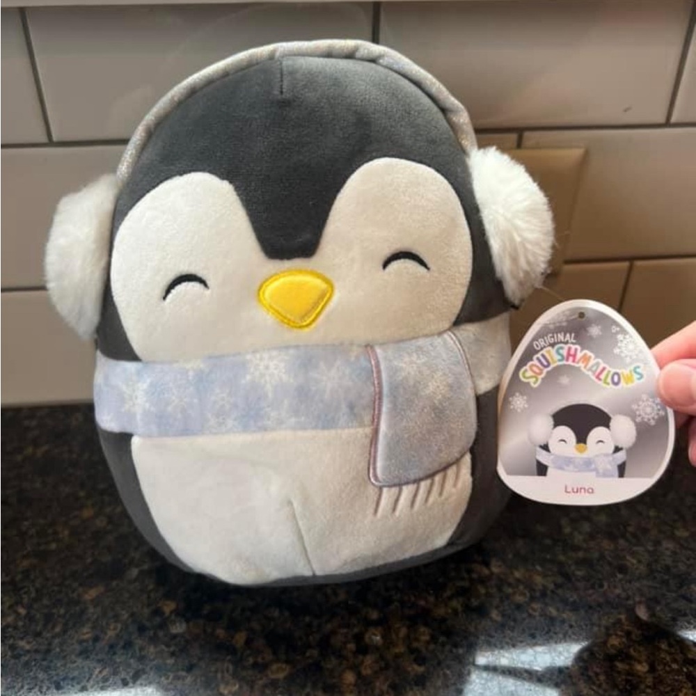 NWT Luna the penguin 8” squishmallow